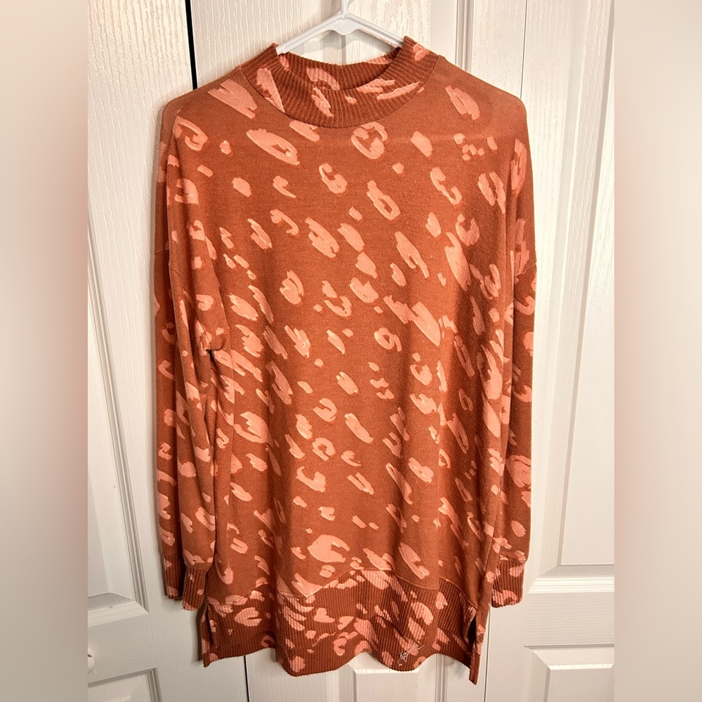 Wonderly Sweater Orange Cheetah Print Split Hem Long Sleeve Size Medium‎